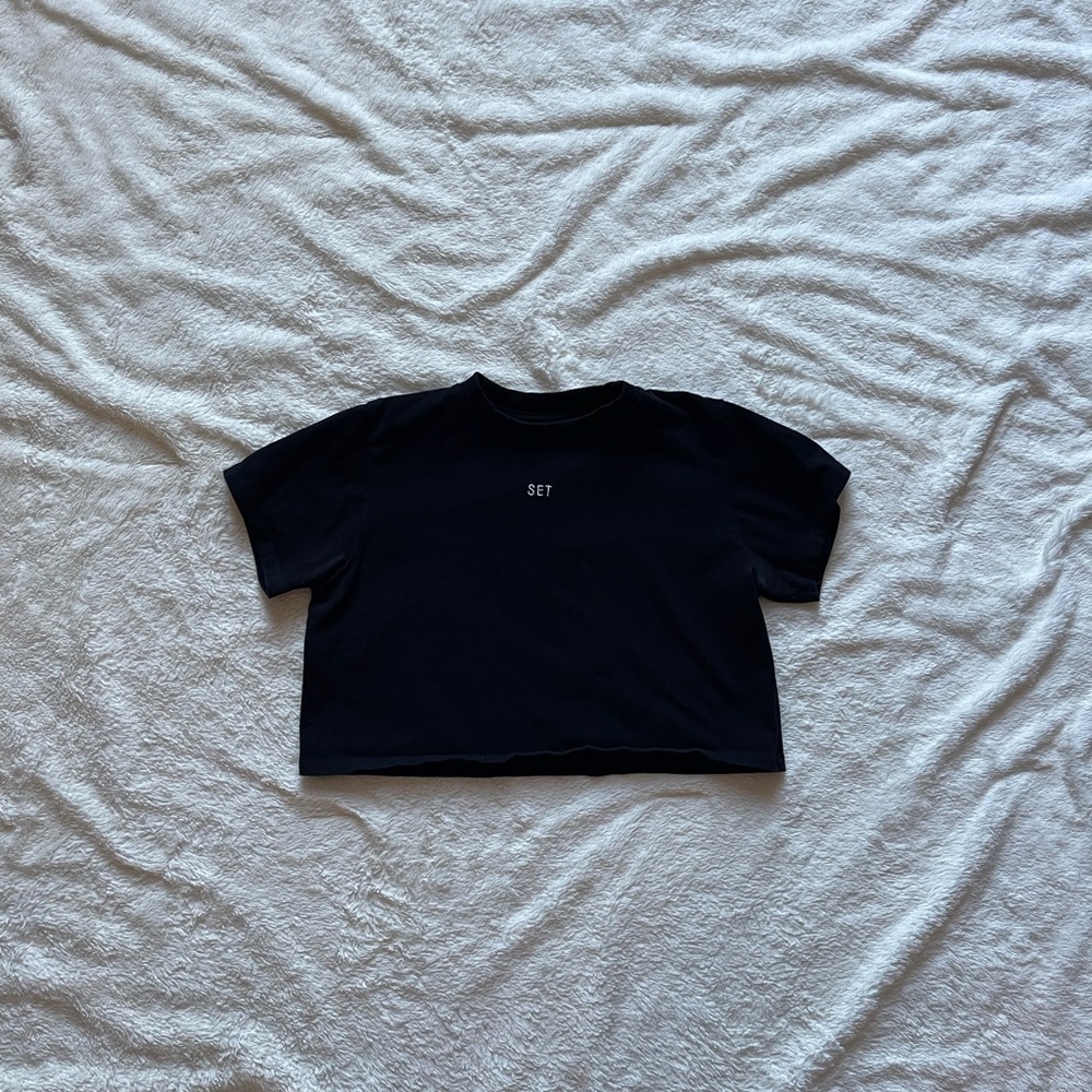 set active black cropped t